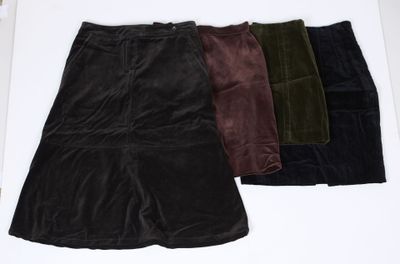 Quatre jupes de couleurs différentes sont alignées sur une surface blanche
