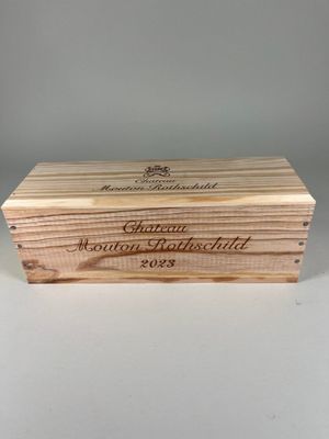 une boîte en bois sur laquelle est inscrit un nom, posée sur une table