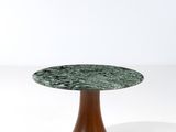 une photo d'une table en marbre vert avec un piètement en bois