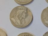 six types de pièces différents sont présentés sur une surface blanche
