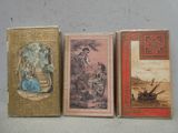 trois livres posés sur une table l'un à côté de l'autre