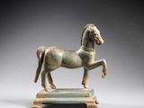 une image représentant une statue de cheval posée sur un socle en bois