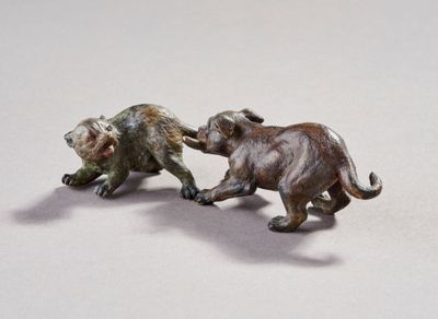 deux figurines d'animaux qui se battent l'un contre l'autre