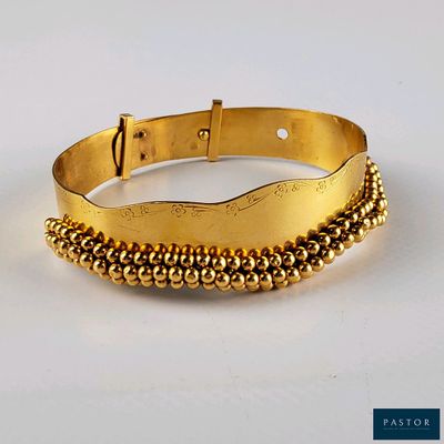 bracelet plaqué or orné de perles et muni d'un fermoir, sur fond blanc