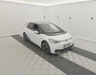 Une Volkswagen e-up, voiture électrique, dans un garage au sol en damier