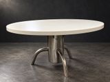 une photo d'une table blanche avec un piètement en métal dans une pièce sombre
