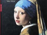 la couverture d'un livre sur laquelle figure le portrait d'une jeune fille à la perle à l'oreille