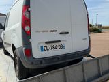 une camionnette blanche attelée à une remorque