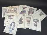 Plusieurs types de timbres sont disposés sur un fond noir