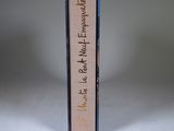 un livre écrit posé sur une table
