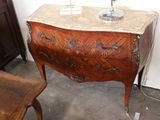 une table sur laquelle est posée une lampe, à côté d'une chaise