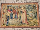 une photo d'une tapisserie accrochée au mur d'un bâtiment