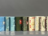cinq livres alignés sur une table