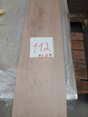 un morceau de bois posé sur une palette