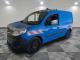 la photo d'une camionnette bleue garée dans un garage