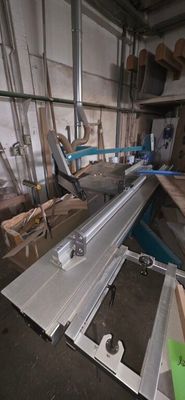 une photo d'une pièce où se trouvent de nombreux outils