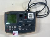 une image représentant une calculatrice posée sur une table