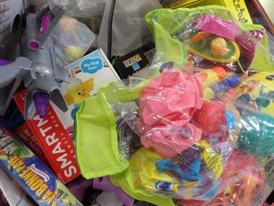 une boîte remplie de jouets pour que les enfants puissent jouer