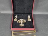 une image représentant une boîte rose contenant un assortiment de bijoux
