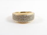 gros plan d'une bague en or avec des diamants sur fond blanc