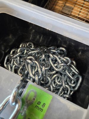 une boîte contenant tout un tas de chaînes en argent