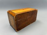 une vieille boîte en bois posée sur une table