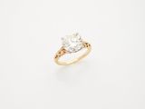 une bague de fiançailles sertie d'un diamant rond taille brillant, montée sur une monture en or jaune 18 carats