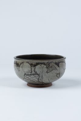 un bol noir et blanc posé sur une surface blanche, sur fond blanc