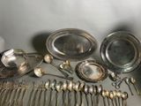 beaucoup de cuillères et de couverts en argent sur la table
