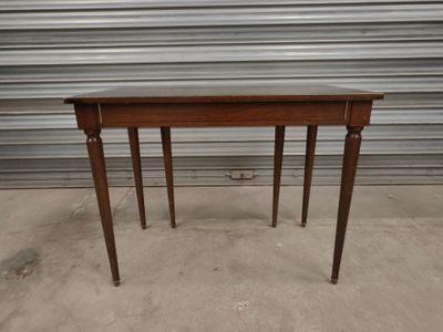 une petite table en bois avec un tiroir en dessous