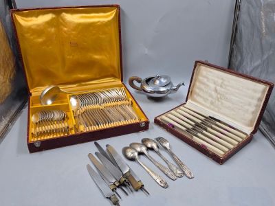 une boîte contenant de l'argenterie et un étui contenant des cuillères et des cuillères