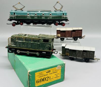 trois petits trains miniatures exposés sur une surface blanche