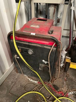 un chat noir assis à côté d'une machine