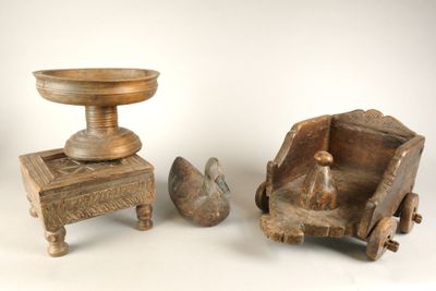 deux morceaux de bois posés l'un à côté de l'autre sur une table