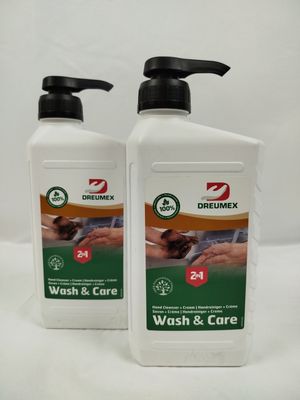 deux flacons de « Dremex Wash and Care » sur fond blanc