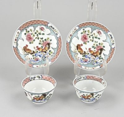 trois pièces de porcelaine chinoise posées sur un présentoir, ainsi que deux tasses et soucoupes