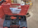 une boîte à outils rouge avec des outils sur le sol