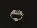 une bague en or blanc sertie d'une topaze bleue et de diamants