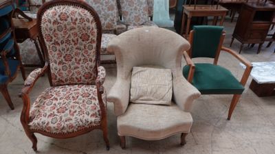 deux chaises assises l'une à côté de l'autre dans une pièce