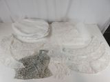 une table blanche sur laquelle sont posés de nombreux objets blancs