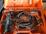 une trousse à outils dans un coffret en plastique posée sur une table