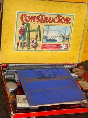 une valise rouge posée sur une table, avec un livre à l'intérieur