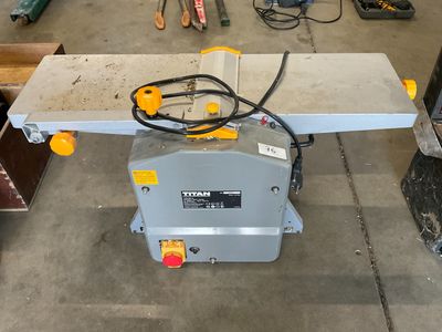 a machine that is sitting on a table in a garage
