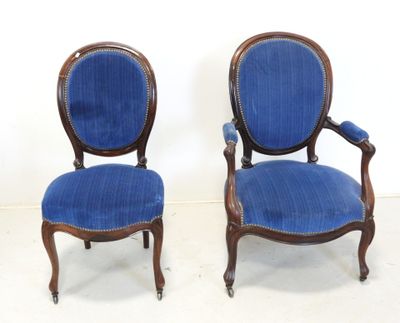 paire de fauteuils rembourrés bleus avec accoudoirs en bois