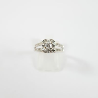 gros plan d'une bague en diamant sur une surface blanche