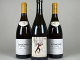 trois bouteilles de vin posées l'une à côté de l'autre sur une table