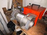 une machine posée sur une table dans une pièce