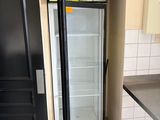 un réfrigérateur situé au milieu d'une cuisine