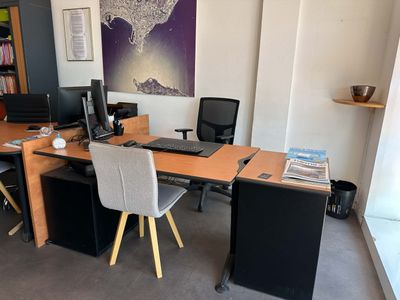 un bureau avec deux chaises et un ordinateur dessus