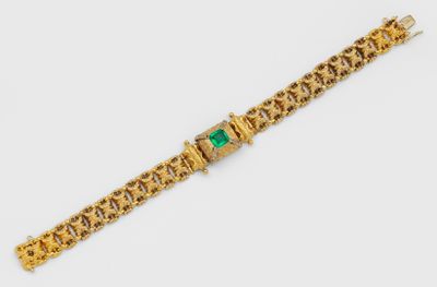 un bracelet en or et émeraudes